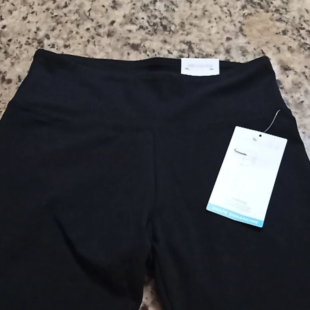 MARIKA CARRIE BUTT BOOSTER CAPRI LEGGINGS. Core Fit. Black. NWT. Small. - Picture 4 of 10